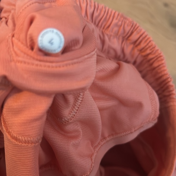 Soft orange-pink lululemon hotty hots size 4 - Picture 3 of 3